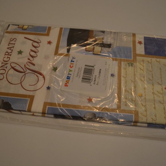 Pomp & Circumstance by Party City Sign 'Congrats Grad' 6 Table Covers 54'x102' - Picture 5 of 5